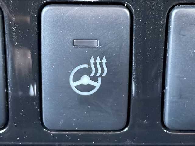 三菱 アウトランダー ＰＨＥＶ G ナビパッケージ 道北・旭川 2015(平27)年 5.1万km シルキーホワイト ・４ＷＤ/・純正ナビ/ＣＤ/ＤＶＤ/ＢＴ/フルセグ/・全方位カメラ/・パワーバックドア////eアシスト（予防安全技術）////・レーダークルーズコントロール/・車両接近通報装置/・車線逸脱警報/・衝突軽減ブレーキ/・誤発進抑制機能/・ＬＥＤヘッドライト/・純正１８インチアルミ/・普通/急速充電/・ハーフレザーシート/・前席シートヒーター/・Ｄ席パワーシート/・ステアリングリモコン/・ステアリングヒーター/・パドルシフト