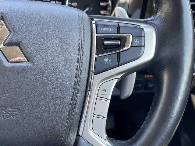 三菱 アウトランダー ＰＨＥＶ G ナビパッケージ 道北・旭川 2015(平27)年 5.1万km シルキーホワイト ・４ＷＤ/・純正ナビ/ＣＤ/ＤＶＤ/ＢＴ/フルセグ/・全方位カメラ/・パワーバックドア////eアシスト（予防安全技術）////・レーダークルーズコントロール/・車両接近通報装置/・車線逸脱警報/・衝突軽減ブレーキ/・誤発進抑制機能/・ＬＥＤヘッドライト/・純正１８インチアルミ/・普通/急速充電/・ハーフレザーシート/・前席シートヒーター/・Ｄ席パワーシート/・ステアリングリモコン/・ステアリングヒーター/・パドルシフト