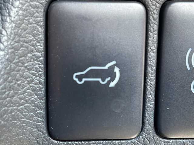 三菱 アウトランダー ＰＨＥＶ G ナビパッケージ 道北・旭川 2015(平27)年 5.1万km シルキーホワイト ・４ＷＤ/・純正ナビ/ＣＤ/ＤＶＤ/ＢＴ/フルセグ/・全方位カメラ/・パワーバックドア////eアシスト（予防安全技術）////・レーダークルーズコントロール/・車両接近通報装置/・車線逸脱警報/・衝突軽減ブレーキ/・誤発進抑制機能/・ＬＥＤヘッドライト/・純正１８インチアルミ/・普通/急速充電/・ハーフレザーシート/・前席シートヒーター/・Ｄ席パワーシート/・ステアリングリモコン/・ステアリングヒーター/・パドルシフト