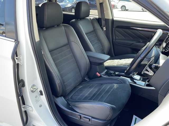 三菱 アウトランダー ＰＨＥＶ G ナビパッケージ 道北・旭川 2015(平27)年 5.1万km シルキーホワイト ・４ＷＤ/・純正ナビ/ＣＤ/ＤＶＤ/ＢＴ/フルセグ/・全方位カメラ/・パワーバックドア////eアシスト（予防安全技術）////・レーダークルーズコントロール/・車両接近通報装置/・車線逸脱警報/・衝突軽減ブレーキ/・誤発進抑制機能/・ＬＥＤヘッドライト/・純正１８インチアルミ/・普通/急速充電/・ハーフレザーシート/・前席シートヒーター/・Ｄ席パワーシート/・ステアリングリモコン/・ステアリングヒーター/・パドルシフト
