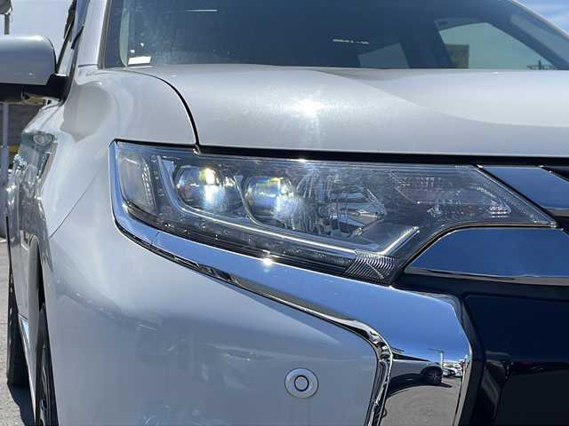三菱 アウトランダー ＰＨＥＶ G ナビパッケージ 道北・旭川 2015(平27)年 5.1万km シルキーホワイト ・４ＷＤ/・純正ナビ/ＣＤ/ＤＶＤ/ＢＴ/フルセグ/・全方位カメラ/・パワーバックドア////eアシスト（予防安全技術）////・レーダークルーズコントロール/・車両接近通報装置/・車線逸脱警報/・衝突軽減ブレーキ/・誤発進抑制機能/・ＬＥＤヘッドライト/・純正１８インチアルミ/・普通/急速充電/・ハーフレザーシート/・前席シートヒーター/・Ｄ席パワーシート/・ステアリングリモコン/・ステアリングヒーター/・パドルシフト