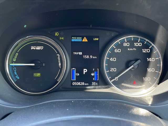 三菱 アウトランダー ＰＨＥＶ G ナビパッケージ 道北・旭川 2015(平27)年 5.1万km シルキーホワイト ・４ＷＤ/・純正ナビ/ＣＤ/ＤＶＤ/ＢＴ/フルセグ/・全方位カメラ/・パワーバックドア////eアシスト（予防安全技術）////・レーダークルーズコントロール/・車両接近通報装置/・車線逸脱警報/・衝突軽減ブレーキ/・誤発進抑制機能/・ＬＥＤヘッドライト/・純正１８インチアルミ/・普通/急速充電/・ハーフレザーシート/・前席シートヒーター/・Ｄ席パワーシート/・ステアリングリモコン/・ステアリングヒーター/・パドルシフト