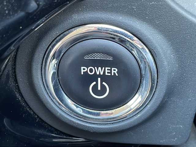 三菱 アウトランダー ＰＨＥＶ G ナビパッケージ 道北・旭川 2015(平27)年 5.1万km シルキーホワイト ・４ＷＤ/・純正ナビ/ＣＤ/ＤＶＤ/ＢＴ/フルセグ/・全方位カメラ/・パワーバックドア////eアシスト（予防安全技術）////・レーダークルーズコントロール/・車両接近通報装置/・車線逸脱警報/・衝突軽減ブレーキ/・誤発進抑制機能/・ＬＥＤヘッドライト/・純正１８インチアルミ/・普通/急速充電/・ハーフレザーシート/・前席シートヒーター/・Ｄ席パワーシート/・ステアリングリモコン/・ステアリングヒーター/・パドルシフト
