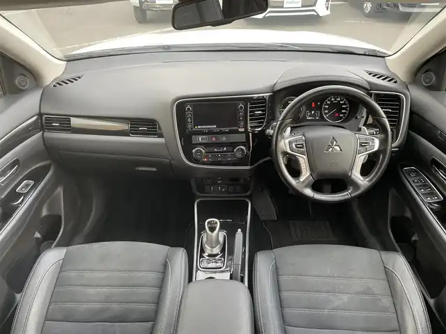 三菱 アウトランダー ＰＨＥＶ G ナビパッケージ 東京都 2015(平27)年 5.1万km シルキーホワイト ・４ＷＤ/・純正ナビ/ＣＤ/ＤＶＤ/ＢＴ/フルセグ/・全方位カメラ/・パワーバックドア////eアシスト（予防安全技術）////・レーダークルーズコントロール/・車両接近通報装置/・車線逸脱警報/・衝突軽減ブレーキ/・誤発進抑制機能/・ＬＥＤヘッドライト/・純正１８インチアルミ/・普通/急速充電/・ハーフレザーシート/・前席シートヒーター/・Ｄ席パワーシート/・ステアリングリモコン/・ステアリングヒーター/・パドルシフト