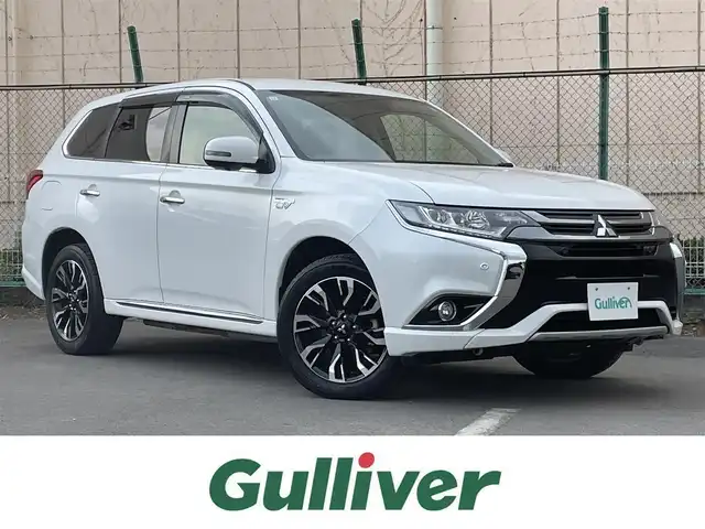 三菱 アウトランダー ＰＨＥＶ G ナビパッケージ 東京都 2015(平27)年 5.1万km シルキーホワイト ・４ＷＤ/・純正ナビ/ＣＤ/ＤＶＤ/ＢＴ/フルセグ/・全方位カメラ/・パワーバックドア////eアシスト（予防安全技術）////・レーダークルーズコントロール/・車両接近通報装置/・車線逸脱警報/・衝突軽減ブレーキ/・誤発進抑制機能/・ＬＥＤヘッドライト/・純正１８インチアルミ/・普通/急速充電/・ハーフレザーシート/・前席シートヒーター/・Ｄ席パワーシート/・ステアリングリモコン/・ステアリングヒーター/・パドルシフト