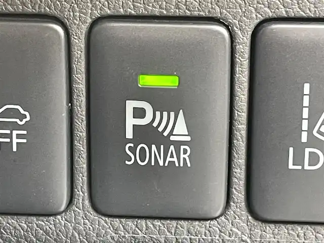 三菱 アウトランダー ＰＨＥＶ G ナビパッケージ 東京都 2015(平27)年 5.1万km シルキーホワイト ・４ＷＤ/・純正ナビ/ＣＤ/ＤＶＤ/ＢＴ/フルセグ/・全方位カメラ/・パワーバックドア////eアシスト（予防安全技術）////・レーダークルーズコントロール/・車両接近通報装置/・車線逸脱警報/・衝突軽減ブレーキ/・誤発進抑制機能/・ＬＥＤヘッドライト/・純正１８インチアルミ/・普通/急速充電/・ハーフレザーシート/・前席シートヒーター/・Ｄ席パワーシート/・ステアリングリモコン/・ステアリングヒーター/・パドルシフト