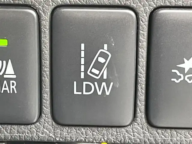 三菱 アウトランダー ＰＨＥＶ G ナビパッケージ 東京都 2015(平27)年 5.1万km シルキーホワイト ・４ＷＤ/・純正ナビ/ＣＤ/ＤＶＤ/ＢＴ/フルセグ/・全方位カメラ/・パワーバックドア////eアシスト（予防安全技術）////・レーダークルーズコントロール/・車両接近通報装置/・車線逸脱警報/・衝突軽減ブレーキ/・誤発進抑制機能/・ＬＥＤヘッドライト/・純正１８インチアルミ/・普通/急速充電/・ハーフレザーシート/・前席シートヒーター/・Ｄ席パワーシート/・ステアリングリモコン/・ステアリングヒーター/・パドルシフト