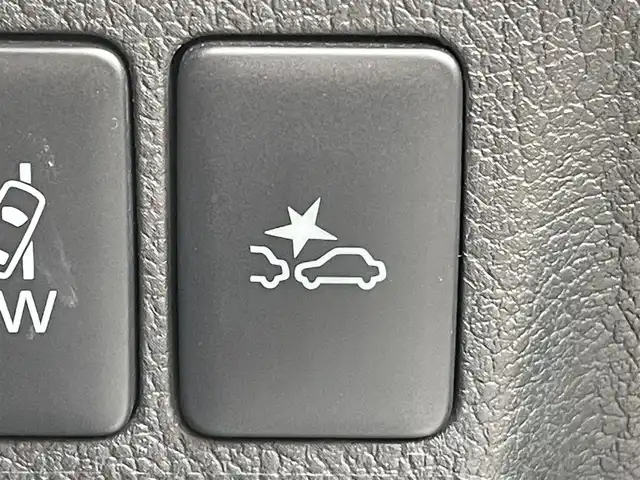 三菱 アウトランダー ＰＨＥＶ G ナビパッケージ 東京都 2015(平27)年 5.1万km シルキーホワイト ・４ＷＤ/・純正ナビ/ＣＤ/ＤＶＤ/ＢＴ/フルセグ/・全方位カメラ/・パワーバックドア////eアシスト（予防安全技術）////・レーダークルーズコントロール/・車両接近通報装置/・車線逸脱警報/・衝突軽減ブレーキ/・誤発進抑制機能/・ＬＥＤヘッドライト/・純正１８インチアルミ/・普通/急速充電/・ハーフレザーシート/・前席シートヒーター/・Ｄ席パワーシート/・ステアリングリモコン/・ステアリングヒーター/・パドルシフト