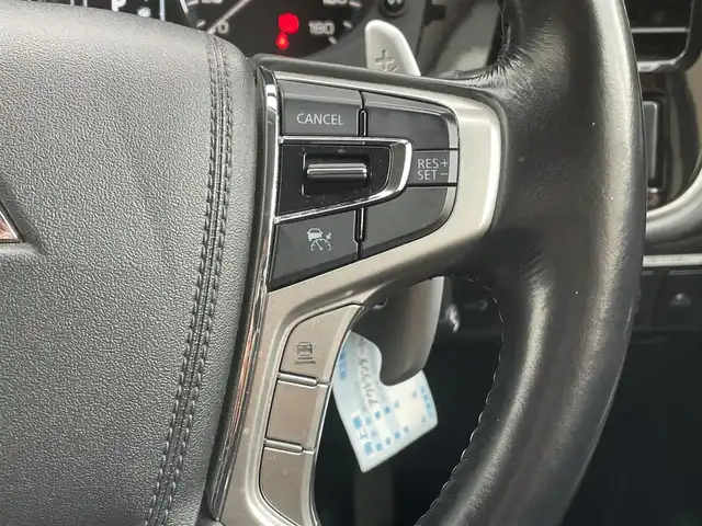 三菱 アウトランダー ＰＨＥＶ G ナビパッケージ 東京都 2015(平27)年 5.1万km シルキーホワイト ・４ＷＤ/・純正ナビ/ＣＤ/ＤＶＤ/ＢＴ/フルセグ/・全方位カメラ/・パワーバックドア////eアシスト（予防安全技術）////・レーダークルーズコントロール/・車両接近通報装置/・車線逸脱警報/・衝突軽減ブレーキ/・誤発進抑制機能/・ＬＥＤヘッドライト/・純正１８インチアルミ/・普通/急速充電/・ハーフレザーシート/・前席シートヒーター/・Ｄ席パワーシート/・ステアリングリモコン/・ステアリングヒーター/・パドルシフト