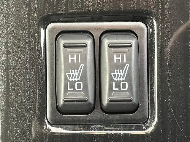 三菱 アウトランダー ＰＨＥＶ G ナビパッケージ 東京都 2015(平27)年 5.1万km シルキーホワイト ・４ＷＤ/・純正ナビ/ＣＤ/ＤＶＤ/ＢＴ/フルセグ/・全方位カメラ/・パワーバックドア////eアシスト（予防安全技術）////・レーダークルーズコントロール/・車両接近通報装置/・車線逸脱警報/・衝突軽減ブレーキ/・誤発進抑制機能/・ＬＥＤヘッドライト/・純正１８インチアルミ/・普通/急速充電/・ハーフレザーシート/・前席シートヒーター/・Ｄ席パワーシート/・ステアリングリモコン/・ステアリングヒーター/・パドルシフト