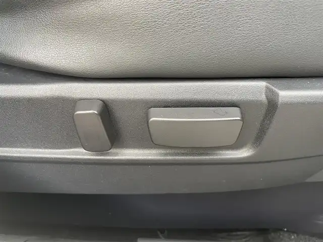 三菱 アウトランダー ＰＨＥＶ G ナビパッケージ 東京都 2015(平27)年 5.1万km シルキーホワイト ・４ＷＤ/・純正ナビ/ＣＤ/ＤＶＤ/ＢＴ/フルセグ/・全方位カメラ/・パワーバックドア////eアシスト（予防安全技術）////・レーダークルーズコントロール/・車両接近通報装置/・車線逸脱警報/・衝突軽減ブレーキ/・誤発進抑制機能/・ＬＥＤヘッドライト/・純正１８インチアルミ/・普通/急速充電/・ハーフレザーシート/・前席シートヒーター/・Ｄ席パワーシート/・ステアリングリモコン/・ステアリングヒーター/・パドルシフト