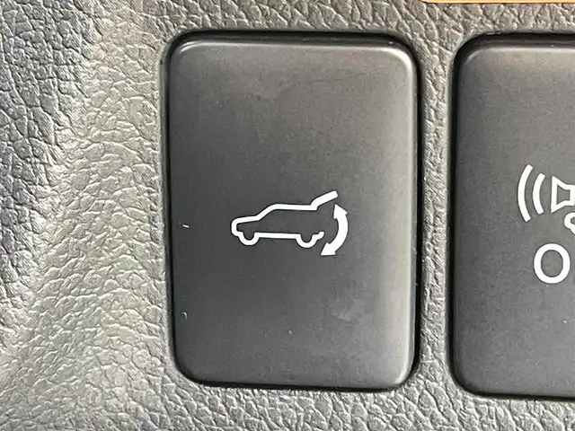 三菱 アウトランダー ＰＨＥＶ G ナビパッケージ 東京都 2015(平27)年 5.1万km シルキーホワイト ・４ＷＤ/・純正ナビ/ＣＤ/ＤＶＤ/ＢＴ/フルセグ/・全方位カメラ/・パワーバックドア////eアシスト（予防安全技術）////・レーダークルーズコントロール/・車両接近通報装置/・車線逸脱警報/・衝突軽減ブレーキ/・誤発進抑制機能/・ＬＥＤヘッドライト/・純正１８インチアルミ/・普通/急速充電/・ハーフレザーシート/・前席シートヒーター/・Ｄ席パワーシート/・ステアリングリモコン/・ステアリングヒーター/・パドルシフト