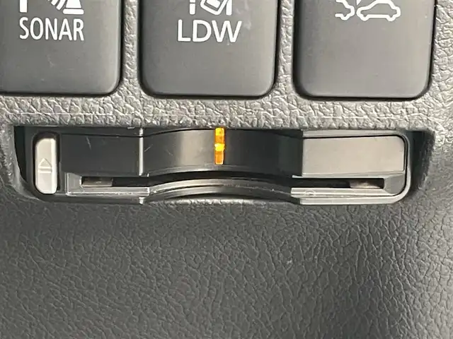 三菱 アウトランダー ＰＨＥＶ G ナビパッケージ 東京都 2015(平27)年 5.1万km シルキーホワイト ・４ＷＤ/・純正ナビ/ＣＤ/ＤＶＤ/ＢＴ/フルセグ/・全方位カメラ/・パワーバックドア////eアシスト（予防安全技術）////・レーダークルーズコントロール/・車両接近通報装置/・車線逸脱警報/・衝突軽減ブレーキ/・誤発進抑制機能/・ＬＥＤヘッドライト/・純正１８インチアルミ/・普通/急速充電/・ハーフレザーシート/・前席シートヒーター/・Ｄ席パワーシート/・ステアリングリモコン/・ステアリングヒーター/・パドルシフト