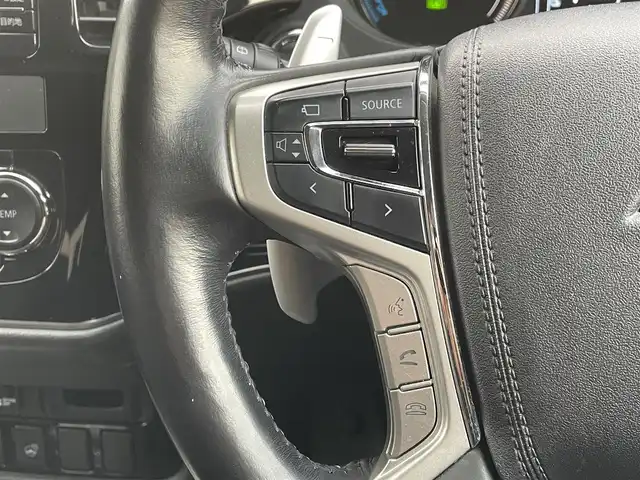 三菱 アウトランダー ＰＨＥＶ G ナビパッケージ 東京都 2015(平27)年 5.1万km シルキーホワイト ・４ＷＤ/・純正ナビ/ＣＤ/ＤＶＤ/ＢＴ/フルセグ/・全方位カメラ/・パワーバックドア////eアシスト（予防安全技術）////・レーダークルーズコントロール/・車両接近通報装置/・車線逸脱警報/・衝突軽減ブレーキ/・誤発進抑制機能/・ＬＥＤヘッドライト/・純正１８インチアルミ/・普通/急速充電/・ハーフレザーシート/・前席シートヒーター/・Ｄ席パワーシート/・ステアリングリモコン/・ステアリングヒーター/・パドルシフト