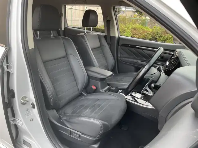 三菱 アウトランダー ＰＨＥＶ G ナビパッケージ 東京都 2015(平27)年 5.1万km シルキーホワイト ・４ＷＤ/・純正ナビ/ＣＤ/ＤＶＤ/ＢＴ/フルセグ/・全方位カメラ/・パワーバックドア////eアシスト（予防安全技術）////・レーダークルーズコントロール/・車両接近通報装置/・車線逸脱警報/・衝突軽減ブレーキ/・誤発進抑制機能/・ＬＥＤヘッドライト/・純正１８インチアルミ/・普通/急速充電/・ハーフレザーシート/・前席シートヒーター/・Ｄ席パワーシート/・ステアリングリモコン/・ステアリングヒーター/・パドルシフト