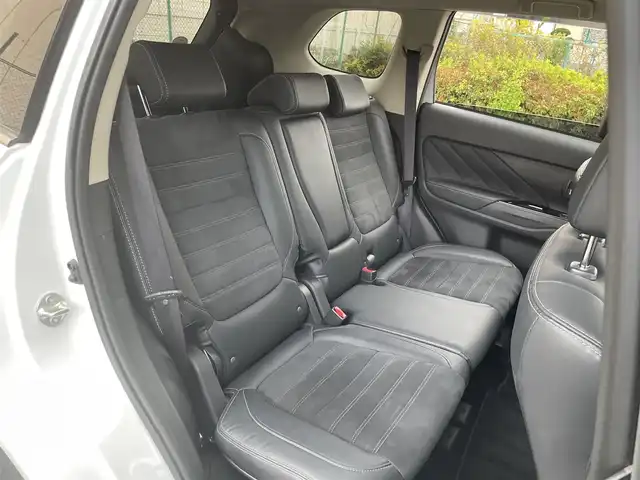 三菱 アウトランダー ＰＨＥＶ G ナビパッケージ 東京都 2015(平27)年 5.1万km シルキーホワイト ・４ＷＤ/・純正ナビ/ＣＤ/ＤＶＤ/ＢＴ/フルセグ/・全方位カメラ/・パワーバックドア////eアシスト（予防安全技術）////・レーダークルーズコントロール/・車両接近通報装置/・車線逸脱警報/・衝突軽減ブレーキ/・誤発進抑制機能/・ＬＥＤヘッドライト/・純正１８インチアルミ/・普通/急速充電/・ハーフレザーシート/・前席シートヒーター/・Ｄ席パワーシート/・ステアリングリモコン/・ステアリングヒーター/・パドルシフト