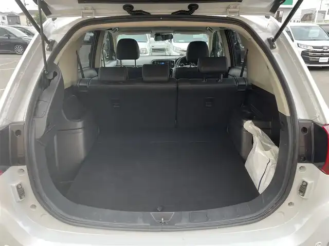 三菱 アウトランダー ＰＨＥＶ G ナビパッケージ 東京都 2015(平27)年 5.1万km シルキーホワイト ・４ＷＤ/・純正ナビ/ＣＤ/ＤＶＤ/ＢＴ/フルセグ/・全方位カメラ/・パワーバックドア////eアシスト（予防安全技術）////・レーダークルーズコントロール/・車両接近通報装置/・車線逸脱警報/・衝突軽減ブレーキ/・誤発進抑制機能/・ＬＥＤヘッドライト/・純正１８インチアルミ/・普通/急速充電/・ハーフレザーシート/・前席シートヒーター/・Ｄ席パワーシート/・ステアリングリモコン/・ステアリングヒーター/・パドルシフト