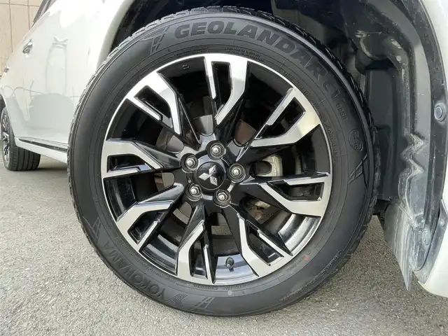 三菱 アウトランダー ＰＨＥＶ G ナビパッケージ 東京都 2015(平27)年 5.1万km シルキーホワイト ・４ＷＤ/・純正ナビ/ＣＤ/ＤＶＤ/ＢＴ/フルセグ/・全方位カメラ/・パワーバックドア////eアシスト（予防安全技術）////・レーダークルーズコントロール/・車両接近通報装置/・車線逸脱警報/・衝突軽減ブレーキ/・誤発進抑制機能/・ＬＥＤヘッドライト/・純正１８インチアルミ/・普通/急速充電/・ハーフレザーシート/・前席シートヒーター/・Ｄ席パワーシート/・ステアリングリモコン/・ステアリングヒーター/・パドルシフト