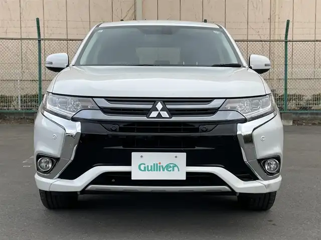 三菱 アウトランダー ＰＨＥＶ G ナビパッケージ 東京都 2015(平27)年 5.1万km シルキーホワイト ・４ＷＤ/・純正ナビ/ＣＤ/ＤＶＤ/ＢＴ/フルセグ/・全方位カメラ/・パワーバックドア////eアシスト（予防安全技術）////・レーダークルーズコントロール/・車両接近通報装置/・車線逸脱警報/・衝突軽減ブレーキ/・誤発進抑制機能/・ＬＥＤヘッドライト/・純正１８インチアルミ/・普通/急速充電/・ハーフレザーシート/・前席シートヒーター/・Ｄ席パワーシート/・ステアリングリモコン/・ステアリングヒーター/・パドルシフト