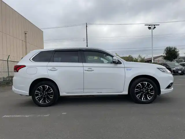 三菱 アウトランダー ＰＨＥＶ G ナビパッケージ 東京都 2015(平27)年 5.1万km シルキーホワイト ・４ＷＤ/・純正ナビ/ＣＤ/ＤＶＤ/ＢＴ/フルセグ/・全方位カメラ/・パワーバックドア////eアシスト（予防安全技術）////・レーダークルーズコントロール/・車両接近通報装置/・車線逸脱警報/・衝突軽減ブレーキ/・誤発進抑制機能/・ＬＥＤヘッドライト/・純正１８インチアルミ/・普通/急速充電/・ハーフレザーシート/・前席シートヒーター/・Ｄ席パワーシート/・ステアリングリモコン/・ステアリングヒーター/・パドルシフト
