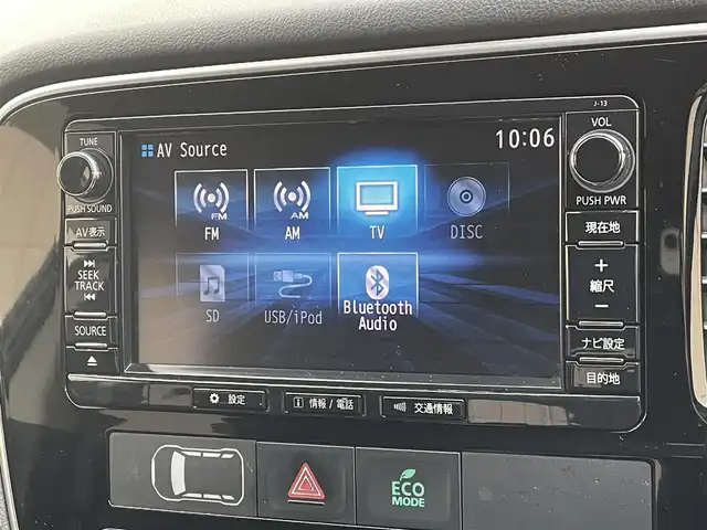 三菱 アウトランダー ＰＨＥＶ G ナビパッケージ 東京都 2015(平27)年 5.1万km シルキーホワイト ・４ＷＤ/・純正ナビ/ＣＤ/ＤＶＤ/ＢＴ/フルセグ/・全方位カメラ/・パワーバックドア////eアシスト（予防安全技術）////・レーダークルーズコントロール/・車両接近通報装置/・車線逸脱警報/・衝突軽減ブレーキ/・誤発進抑制機能/・ＬＥＤヘッドライト/・純正１８インチアルミ/・普通/急速充電/・ハーフレザーシート/・前席シートヒーター/・Ｄ席パワーシート/・ステアリングリモコン/・ステアリングヒーター/・パドルシフト