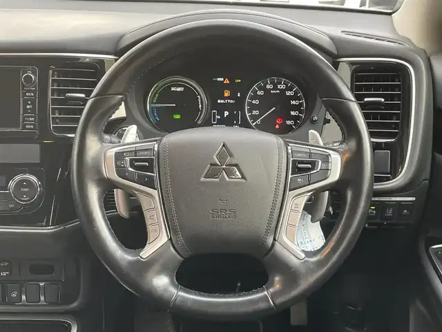 三菱 アウトランダー ＰＨＥＶ G ナビパッケージ 東京都 2015(平27)年 5.1万km シルキーホワイト ・４ＷＤ/・純正ナビ/ＣＤ/ＤＶＤ/ＢＴ/フルセグ/・全方位カメラ/・パワーバックドア////eアシスト（予防安全技術）////・レーダークルーズコントロール/・車両接近通報装置/・車線逸脱警報/・衝突軽減ブレーキ/・誤発進抑制機能/・ＬＥＤヘッドライト/・純正１８インチアルミ/・普通/急速充電/・ハーフレザーシート/・前席シートヒーター/・Ｄ席パワーシート/・ステアリングリモコン/・ステアリングヒーター/・パドルシフト