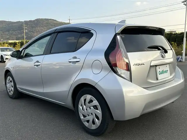 トヨタ アクア S 岡山県 2016(平28)年 16.7万km シルバーM 登録時走行距離166297km/ワンオーナー/純正ナビ/フルセグTV(AM/FM/CD/DVD/Bluetooth)/バックカメラ/ビルトインETC/ドライブレコーダー/トヨタセーフティセンスC/・プリクラッシュセーフティ/・オートマチックハイビーム/・レーンディバーチャーアラート/横滑り防止装置/純正フロアマット/電動格納ミラー/ヘッドライトレベライザー/ステアリングスイッチ/プッシュスタート/スマートキー