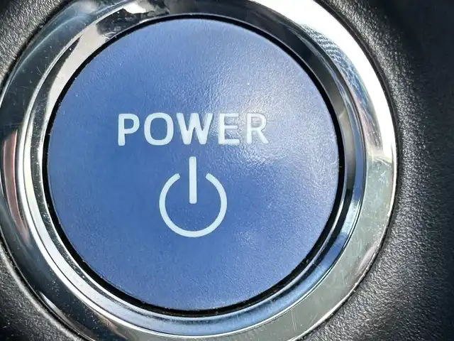 トヨタ アクア S 岡山県 2016(平28)年 16.7万km シルバーM 登録時走行距離166297km/ワンオーナー/純正ナビ/フルセグTV(AM/FM/CD/DVD/Bluetooth)/バックカメラ/ビルトインETC/ドライブレコーダー/トヨタセーフティセンスC/・プリクラッシュセーフティ/・オートマチックハイビーム/・レーンディバーチャーアラート/横滑り防止装置/純正フロアマット/電動格納ミラー/ヘッドライトレベライザー/ステアリングスイッチ/プッシュスタート/スマートキー