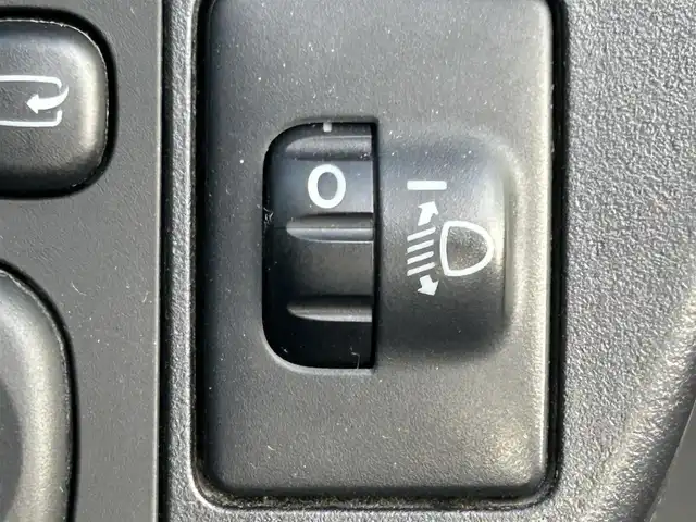 トヨタ アクア S 岡山県 2016(平28)年 16.7万km シルバーM 登録時走行距離166297km/ワンオーナー/純正ナビ/フルセグTV(AM/FM/CD/DVD/Bluetooth)/バックカメラ/ビルトインETC/ドライブレコーダー/トヨタセーフティセンスC/・プリクラッシュセーフティ/・オートマチックハイビーム/・レーンディバーチャーアラート/横滑り防止装置/純正フロアマット/電動格納ミラー/ヘッドライトレベライザー/ステアリングスイッチ/プッシュスタート/スマートキー