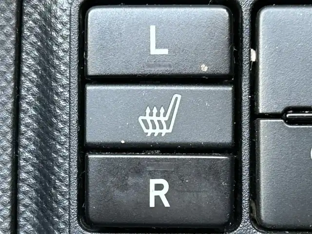 トヨタ アクア S 岡山県 2016(平28)年 16.7万km シルバーM 登録時走行距離166297km/ワンオーナー/純正ナビ/フルセグTV(AM/FM/CD/DVD/Bluetooth)/バックカメラ/ビルトインETC/ドライブレコーダー/トヨタセーフティセンスC/・プリクラッシュセーフティ/・オートマチックハイビーム/・レーンディバーチャーアラート/横滑り防止装置/純正フロアマット/電動格納ミラー/ヘッドライトレベライザー/ステアリングスイッチ/プッシュスタート/スマートキー