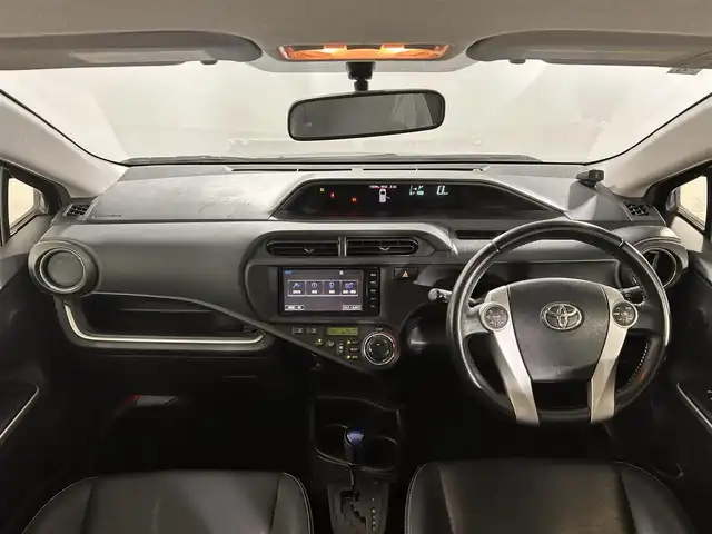 トヨタ アクア G ブラックソフトレザーセレ 佐賀県 2014(平26)年 11.9万km グレーメタリック 純正7型ナビ/ＡＭ/ＦＭ/CD/DVD/Bluetooth/フルセグTV/バックカメラ/コーナーセンサー/合皮シート/ETC/LEDヘッドライト/フォグランプ/オートエアコン/盗難防止装置/横滑り防止装置/オートライト/スマートキー/スペアキー有/プッシュスタート/純正フロアマット/純正15インチアルミホイール	/ドアバイザー/革巻きステリング/ステアリングスイッチ/電動格納ミラー