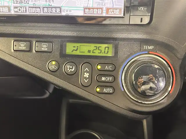 トヨタ アクア G ブラックソフトレザーセレ 佐賀県 2014(平26)年 11.9万km グレーメタリック 純正7型ナビ/ＡＭ/ＦＭ/CD/DVD/Bluetooth/フルセグTV/バックカメラ/コーナーセンサー/合皮シート/ETC/LEDヘッドライト/フォグランプ/オートエアコン/盗難防止装置/横滑り防止装置/オートライト/スマートキー/スペアキー有/プッシュスタート/純正フロアマット/純正15インチアルミホイール	/ドアバイザー/革巻きステリング/ステアリングスイッチ/電動格納ミラー