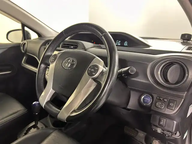 トヨタ アクア G ブラックソフトレザーセレ 佐賀県 2014(平26)年 11.9万km グレーメタリック 純正7型ナビ/ＡＭ/ＦＭ/CD/DVD/Bluetooth/フルセグTV/バックカメラ/コーナーセンサー/合皮シート/ETC/LEDヘッドライト/フォグランプ/オートエアコン/盗難防止装置/横滑り防止装置/オートライト/スマートキー/スペアキー有/プッシュスタート/純正フロアマット/純正15インチアルミホイール	/ドアバイザー/革巻きステリング/ステアリングスイッチ/電動格納ミラー