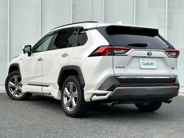 トヨタ ＲＡＶ４ ハイブリットG 福岡県 2019(令1)年 8.3万km ホワイトパールクリスタルシャイン ・純正ナビ　9インチ/（BLUETOOTH/フルセグ/バックカメラ/DVD再生/・ワンオーナー/・ETC/・クルーズコントロール/・コーナーセンサー/・クリアランスソナー/・衝突軽減システム/・レーンキープアシスト/・電動リアゲート/・電動格納ミラー/・純正フロアマット/・CDチェンジャー/・ドアバイザー/・プッシュスタート/・AC100V/・保証書/・取扱説明書