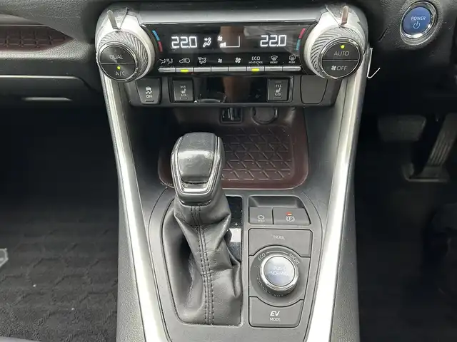 トヨタ ＲＡＶ４ ハイブリットG 福岡県 2019(令1)年 8.3万km ホワイトパールクリスタルシャイン ・純正ナビ　9インチ/（BLUETOOTH/フルセグ/バックカメラ/DVD再生/・ワンオーナー/・ETC/・クルーズコントロール/・コーナーセンサー/・クリアランスソナー/・衝突軽減システム/・レーンキープアシスト/・電動リアゲート/・電動格納ミラー/・純正フロアマット/・CDチェンジャー/・ドアバイザー/・プッシュスタート/・AC100V/・保証書/・取扱説明書