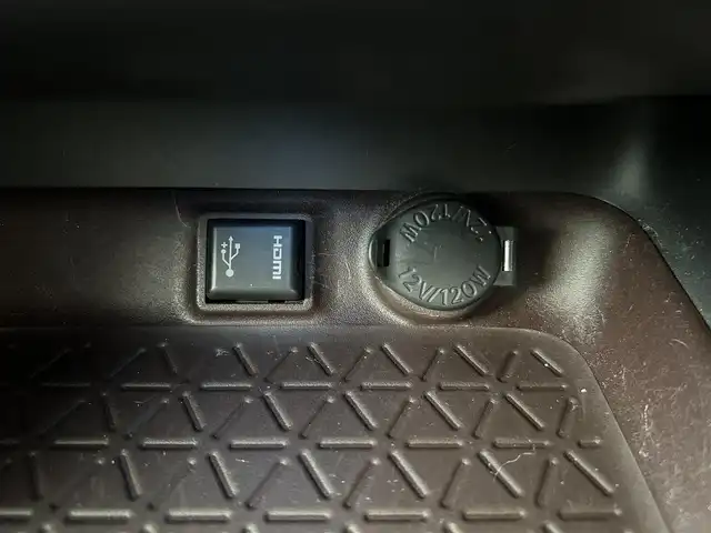 トヨタ ＲＡＶ４ ハイブリットG 福岡県 2019(令1)年 8.3万km ホワイトパールクリスタルシャイン ・純正ナビ　9インチ/（BLUETOOTH/フルセグ/バックカメラ/DVD再生/・ワンオーナー/・ETC/・クルーズコントロール/・コーナーセンサー/・クリアランスソナー/・衝突軽減システム/・レーンキープアシスト/・電動リアゲート/・電動格納ミラー/・純正フロアマット/・CDチェンジャー/・ドアバイザー/・プッシュスタート/・AC100V/・保証書/・取扱説明書