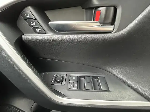 トヨタ ＲＡＶ４ ハイブリットG 福岡県 2019(令1)年 8.3万km ホワイトパールクリスタルシャイン ・純正ナビ　9インチ/（BLUETOOTH/フルセグ/バックカメラ/DVD再生/・ワンオーナー/・ETC/・クルーズコントロール/・コーナーセンサー/・クリアランスソナー/・衝突軽減システム/・レーンキープアシスト/・電動リアゲート/・電動格納ミラー/・純正フロアマット/・CDチェンジャー/・ドアバイザー/・プッシュスタート/・AC100V/・保証書/・取扱説明書