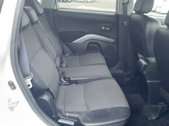 三菱 アウトランダー ナビコレ ROADEST 24G 徳島県 2011(平23)年 11.3万km ピュアホワイトP HDDナビ　J-05/バックカメラ/ETC/LEDヘッドライト/ハーフレザーシート/純正サイドエアロ/純正18インチアルミホイール/パドルシフト/純正フロアマット/純正ドアバイザー/ステアリングリモコン/センターコンソール/取扱説明書