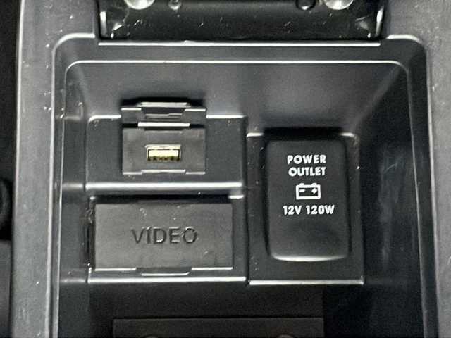 三菱 アウトランダー ナビコレ ROADEST 24G 徳島県 2011(平23)年 11.3万km ピュアホワイトP HDDナビ　J-05/バックカメラ/ETC/LEDヘッドライト/ハーフレザーシート/純正サイドエアロ/純正18インチアルミホイール/パドルシフト/純正フロアマット/純正ドアバイザー/ステアリングリモコン/センターコンソール/取扱説明書