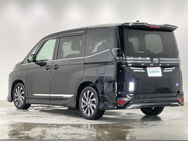 トヨタ ヴォクシー S－Z 栃木県 2023(令5)年 0.7万km アティチュードブラックマイカ 純正メモリナビ/（CD/DVD/フルセグTV/Bluetooth/USB/Miracast）/バックカメラ/モデリスタエアロ/純正フリップダウンモニター/トヨタセーフティセンス/コーナーセンサー/ビルトインETC2.0/前後ドライブレコーダー/両側パワースライドドア/パワーバックドア/ハーフレザーシート/前席シートヒーター/オートライト/LEDヘッドライト/横滑り防止装置/スマートキー/プッシュスタート/ステアリングスイッチ/革巻きステアリング/ウィンカーミラー/純正17インチアルミホイール/フロアマット