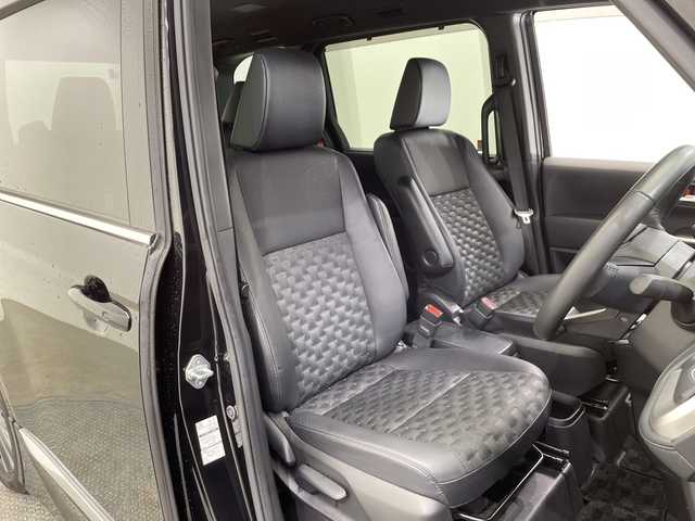 トヨタ ヴォクシー S－Z 栃木県 2023(令5)年 0.7万km アティチュードブラックマイカ 純正メモリナビ/（CD/DVD/フルセグTV/Bluetooth/USB/Miracast）/バックカメラ/モデリスタエアロ/純正フリップダウンモニター/トヨタセーフティセンス/コーナーセンサー/ビルトインETC2.0/前後ドライブレコーダー/両側パワースライドドア/パワーバックドア/ハーフレザーシート/前席シートヒーター/オートライト/LEDヘッドライト/横滑り防止装置/スマートキー/プッシュスタート/ステアリングスイッチ/革巻きステアリング/ウィンカーミラー/純正17インチアルミホイール/フロアマット