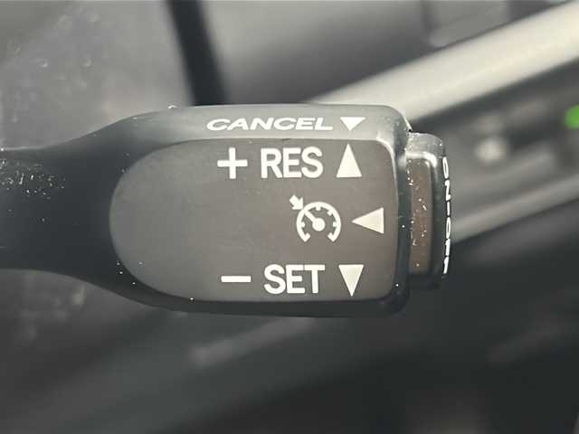 トヨタ ノア 宮城県 2018(平30)年 5.6万km ホワイトパールクリスタルシャイン 禁煙車/トヨタセーフティーセンス/・プリクラッシュセーフティーシステム/・オートマチックハイビーム/・レーンディバーチャーアラート/・クルーズコントロール/純正10インチナビ/（BT.AM.FM.CD.DVD.SD）/バックカメラ/フルセグテレビ/ビルトインETC2.0/前方ドライブレコーダー/両側パワースライドドア/プッシュスタート/スマートキー/革巻きステアリング/ステアリングスイッチ/ハーフレザーシート/3列シート/ロールサンシェード/シートバックテーブル/純正フロアマット/純正16インチアルミホイール/LEDヘッドライト/LEDフォグランプ/純正ドアバイザー/横滑り防止機能/アイドリングストップ