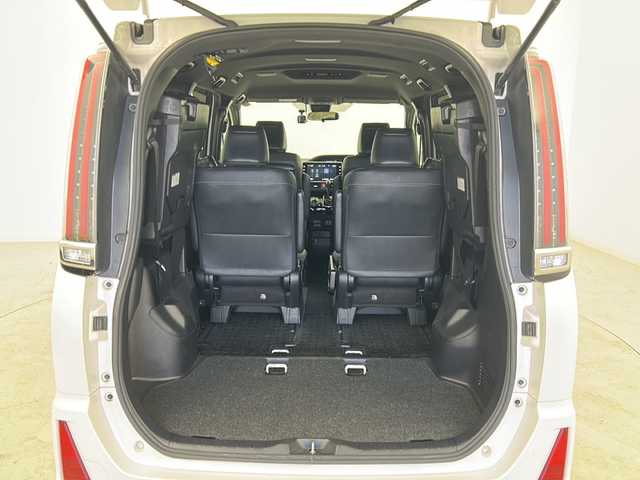 トヨタ ノア 宮城県 2018(平30)年 5.6万km ホワイトパールクリスタルシャイン 禁煙車/トヨタセーフティーセンス/・プリクラッシュセーフティーシステム/・オートマチックハイビーム/・レーンディバーチャーアラート/・クルーズコントロール/純正10インチナビ/（BT.AM.FM.CD.DVD.SD）/バックカメラ/フルセグテレビ/ビルトインETC2.0/前方ドライブレコーダー/両側パワースライドドア/プッシュスタート/スマートキー/革巻きステアリング/ステアリングスイッチ/ハーフレザーシート/3列シート/ロールサンシェード/シートバックテーブル/純正フロアマット/純正16インチアルミホイール/LEDヘッドライト/LEDフォグランプ/純正ドアバイザー/横滑り防止機能/アイドリングストップ