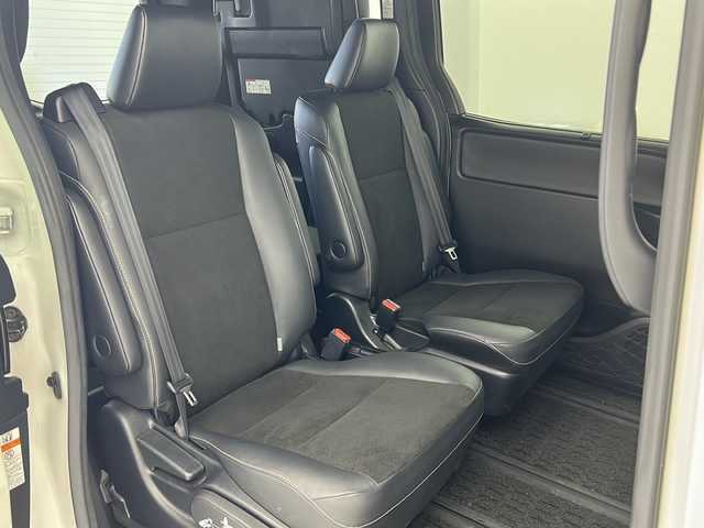 トヨタ ノア 宮城県 2018(平30)年 5.6万km ホワイトパールクリスタルシャイン 禁煙車/トヨタセーフティーセンス/・プリクラッシュセーフティーシステム/・オートマチックハイビーム/・レーンディバーチャーアラート/・クルーズコントロール/純正10インチナビ/（BT.AM.FM.CD.DVD.SD）/バックカメラ/フルセグテレビ/ビルトインETC2.0/前方ドライブレコーダー/両側パワースライドドア/プッシュスタート/スマートキー/革巻きステアリング/ステアリングスイッチ/ハーフレザーシート/3列シート/ロールサンシェード/シートバックテーブル/純正フロアマット/純正16インチアルミホイール/LEDヘッドライト/LEDフォグランプ/純正ドアバイザー/横滑り防止機能/アイドリングストップ