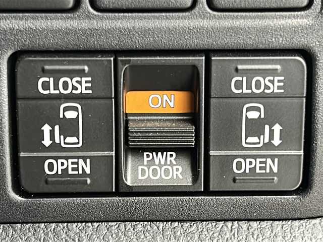 トヨタ ノア 宮城県 2018(平30)年 5.6万km ホワイトパールクリスタルシャイン 禁煙車/トヨタセーフティーセンス/・プリクラッシュセーフティーシステム/・オートマチックハイビーム/・レーンディバーチャーアラート/・クルーズコントロール/純正10インチナビ/（BT.AM.FM.CD.DVD.SD）/バックカメラ/フルセグテレビ/ビルトインETC2.0/前方ドライブレコーダー/両側パワースライドドア/プッシュスタート/スマートキー/革巻きステアリング/ステアリングスイッチ/ハーフレザーシート/3列シート/ロールサンシェード/シートバックテーブル/純正フロアマット/純正16インチアルミホイール/LEDヘッドライト/LEDフォグランプ/純正ドアバイザー/横滑り防止機能/アイドリングストップ