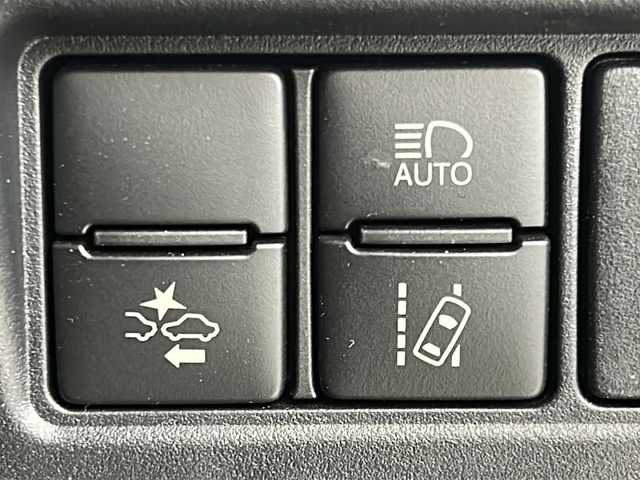 トヨタ ノア 宮城県 2018(平30)年 5.6万km ホワイトパールクリスタルシャイン 禁煙車/トヨタセーフティーセンス/・プリクラッシュセーフティーシステム/・オートマチックハイビーム/・レーンディバーチャーアラート/・クルーズコントロール/純正10インチナビ/（BT.AM.FM.CD.DVD.SD）/バックカメラ/フルセグテレビ/ビルトインETC2.0/前方ドライブレコーダー/両側パワースライドドア/プッシュスタート/スマートキー/革巻きステアリング/ステアリングスイッチ/ハーフレザーシート/3列シート/ロールサンシェード/シートバックテーブル/純正フロアマット/純正16インチアルミホイール/LEDヘッドライト/LEDフォグランプ/純正ドアバイザー/横滑り防止機能/アイドリングストップ