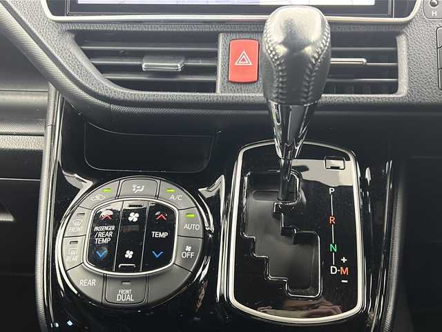 トヨタ ノア 宮城県 2018(平30)年 5.6万km ホワイトパールクリスタルシャイン 禁煙車/トヨタセーフティーセンス/・プリクラッシュセーフティーシステム/・オートマチックハイビーム/・レーンディバーチャーアラート/・クルーズコントロール/純正10インチナビ/（BT.AM.FM.CD.DVD.SD）/バックカメラ/フルセグテレビ/ビルトインETC2.0/前方ドライブレコーダー/両側パワースライドドア/プッシュスタート/スマートキー/革巻きステアリング/ステアリングスイッチ/ハーフレザーシート/3列シート/ロールサンシェード/シートバックテーブル/純正フロアマット/純正16インチアルミホイール/LEDヘッドライト/LEDフォグランプ/純正ドアバイザー/横滑り防止機能/アイドリングストップ