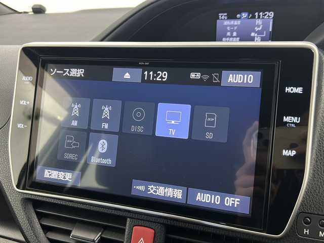 トヨタ ノア 宮城県 2018(平30)年 5.6万km ホワイトパールクリスタルシャイン 禁煙車/トヨタセーフティーセンス/・プリクラッシュセーフティーシステム/・オートマチックハイビーム/・レーンディバーチャーアラート/・クルーズコントロール/純正10インチナビ/（BT.AM.FM.CD.DVD.SD）/バックカメラ/フルセグテレビ/ビルトインETC2.0/前方ドライブレコーダー/両側パワースライドドア/プッシュスタート/スマートキー/革巻きステアリング/ステアリングスイッチ/ハーフレザーシート/3列シート/ロールサンシェード/シートバックテーブル/純正フロアマット/純正16インチアルミホイール/LEDヘッドライト/LEDフォグランプ/純正ドアバイザー/横滑り防止機能/アイドリングストップ