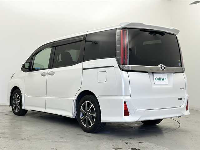 トヨタ ノア 宮城県 2018(平30)年 5.6万km ホワイトパールクリスタルシャイン 禁煙車/トヨタセーフティーセンス/・プリクラッシュセーフティーシステム/・オートマチックハイビーム/・レーンディバーチャーアラート/・クルーズコントロール/純正10インチナビ/（BT.AM.FM.CD.DVD.SD）/バックカメラ/フルセグテレビ/ビルトインETC2.0/前方ドライブレコーダー/両側パワースライドドア/プッシュスタート/スマートキー/革巻きステアリング/ステアリングスイッチ/ハーフレザーシート/3列シート/ロールサンシェード/シートバックテーブル/純正フロアマット/純正16インチアルミホイール/LEDヘッドライト/LEDフォグランプ/純正ドアバイザー/横滑り防止機能/アイドリングストップ