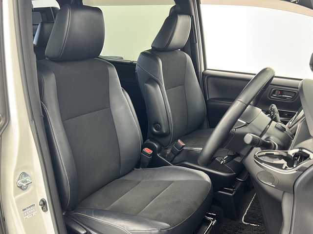 トヨタ ノア 宮城県 2018(平30)年 5.6万km ホワイトパールクリスタルシャイン 禁煙車/トヨタセーフティーセンス/・プリクラッシュセーフティーシステム/・オートマチックハイビーム/・レーンディバーチャーアラート/・クルーズコントロール/純正10インチナビ/（BT.AM.FM.CD.DVD.SD）/バックカメラ/フルセグテレビ/ビルトインETC2.0/前方ドライブレコーダー/両側パワースライドドア/プッシュスタート/スマートキー/革巻きステアリング/ステアリングスイッチ/ハーフレザーシート/3列シート/ロールサンシェード/シートバックテーブル/純正フロアマット/純正16インチアルミホイール/LEDヘッドライト/LEDフォグランプ/純正ドアバイザー/横滑り防止機能/アイドリングストップ